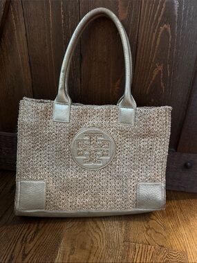 🌸🌺🌷💗Authentic Tory Burch Straw Tote with Metallic Gold Trim